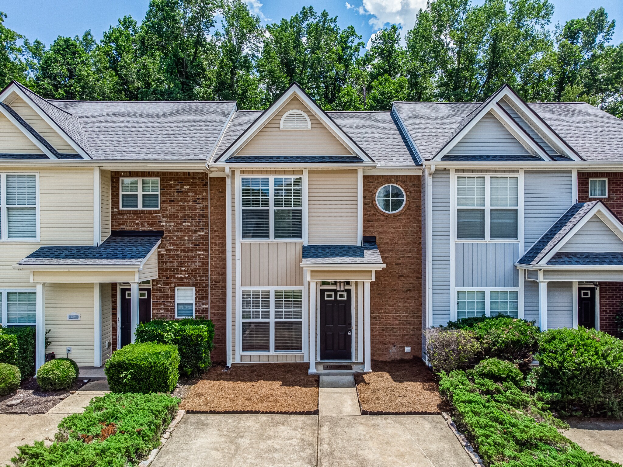 Building Photo - 211 Pearl Chambers Dr