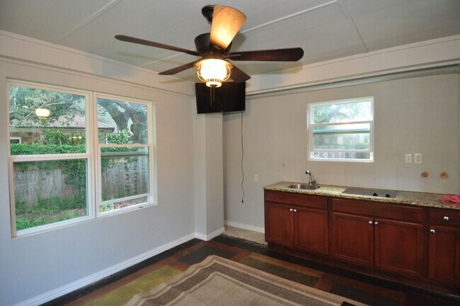 Building Photo - Amazing 3 bedroom, 2 bath home with an off...