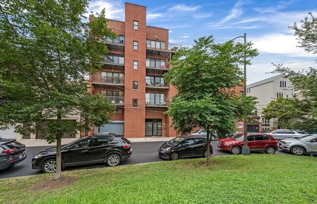 Primary Photo - 1926 N Lincoln Park W