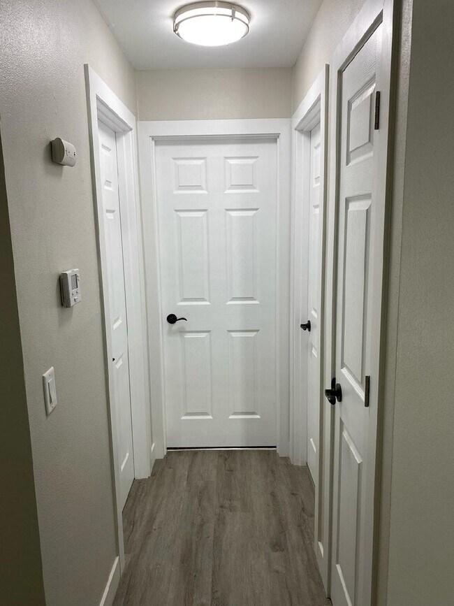 Building Photo - Newly Remodeled 2-Bedroom Apartment in Ore...