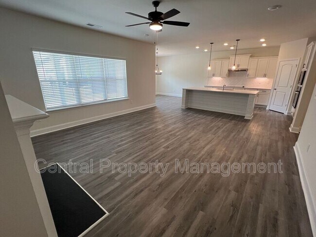 Building Photo - 102 Lariat Ct