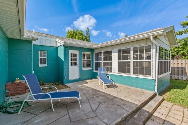 Building Photo - Eustis 2/2 w/ attached 1/1 In-law Suite.
