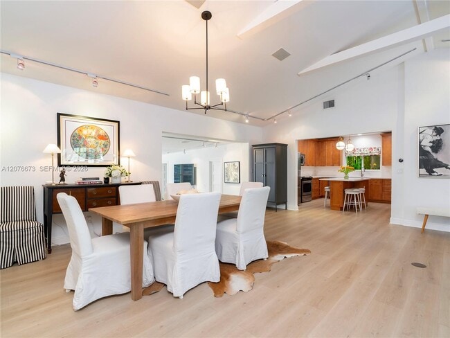 Building Photo - 5510 San Vicente St