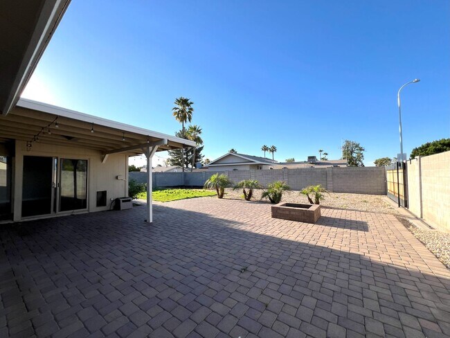 Building Photo - REMODELED 3 BEDROOM PLUS BONUS ROOM/BEDROOM. GREAT BACKYARD
