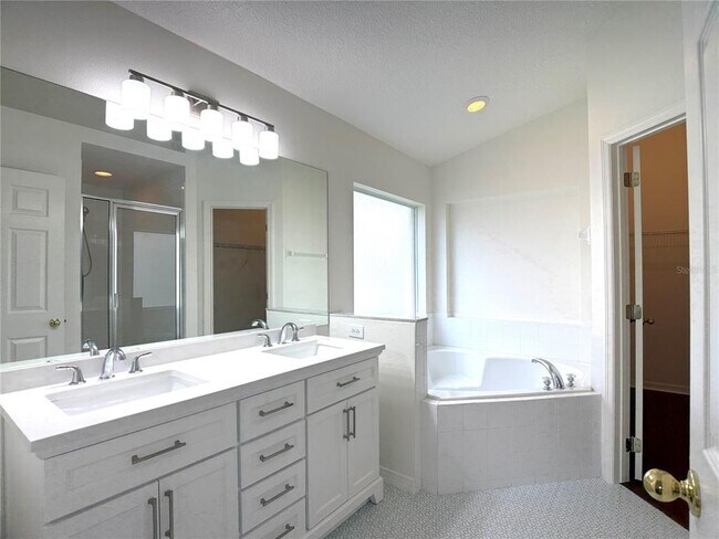 Building Photo - 538 Solana Cir