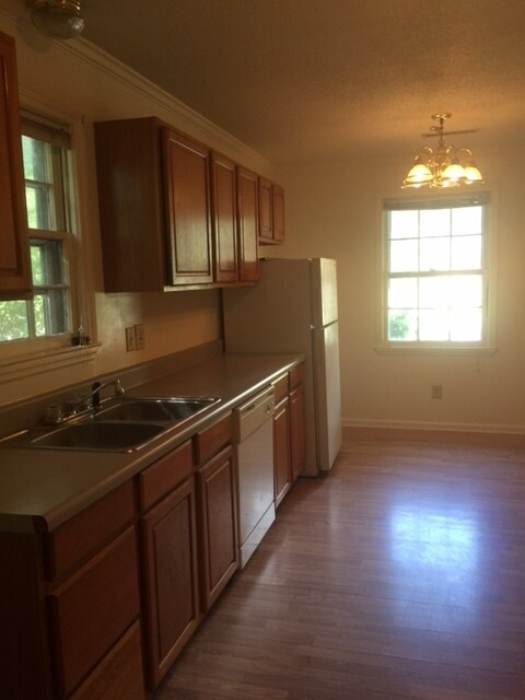 Building Photo - Adorable Three Bedroom Home