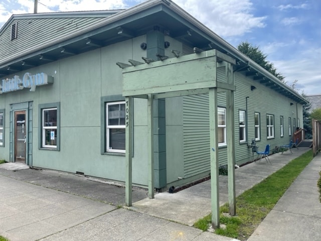Primary Photo - 7025 California Ave SW