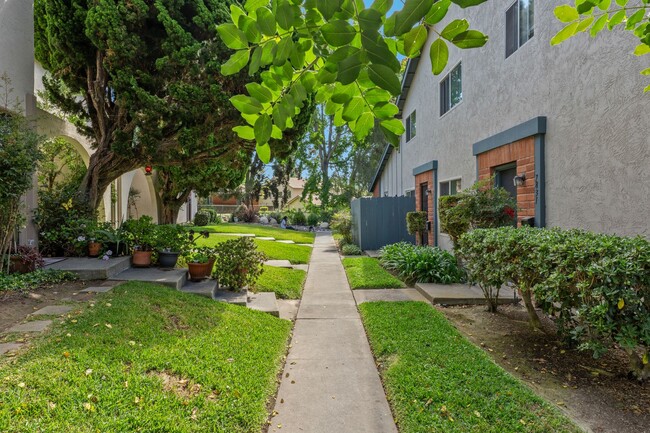 Building Photo - Spacious 3-Bedroom Townhome Near UCSD & UT...