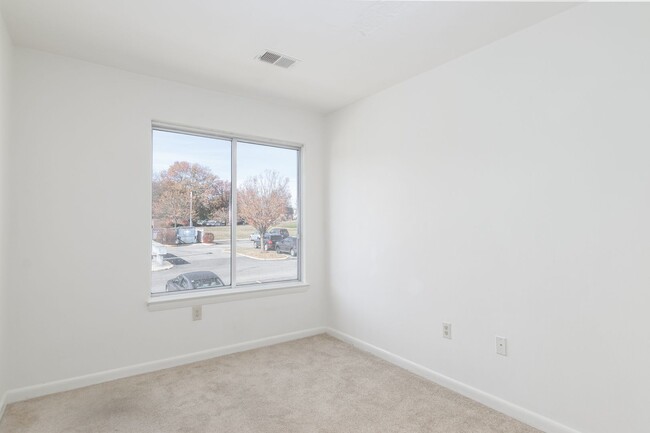 Building Photo - 4 Bedroom / 2 Bath. University Terrace. On...