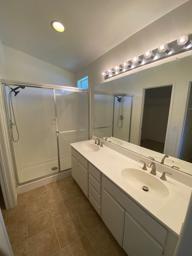 Building Photo - 2 Story 4 bed, 2 1/2 bath home in Simi Valley!