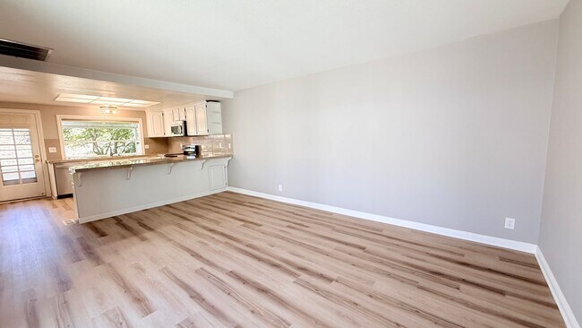 Building Photo - 750 N Paradise Valley Ct