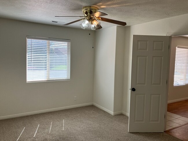Building Photo - 627 E Springhill Dr