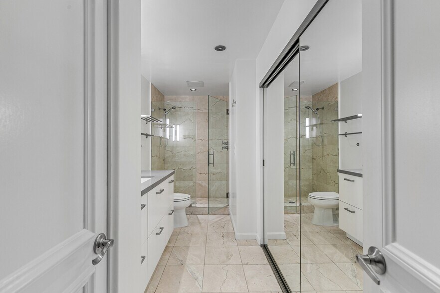 Building Photo - 8535 N West Knoll Dr