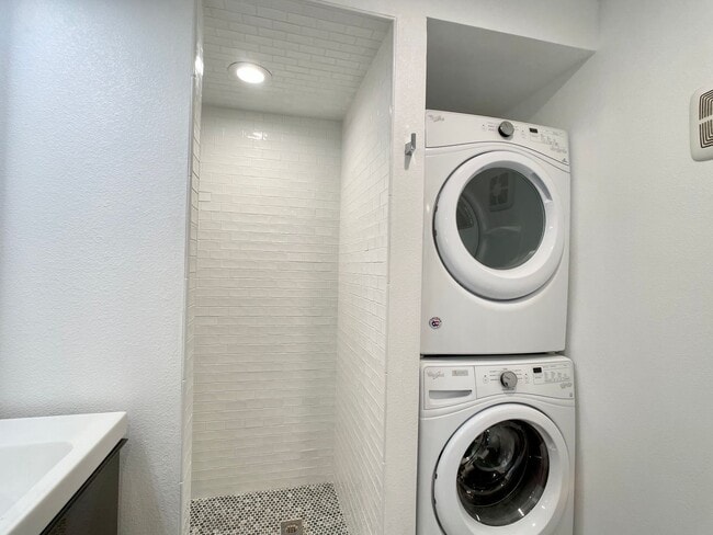 Building Photo - Furnished Studio in the Campus Area