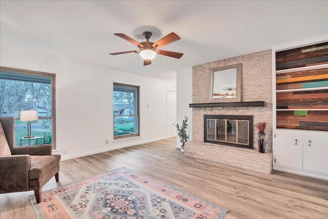 Building Photo - 9502 Castlewood Dr