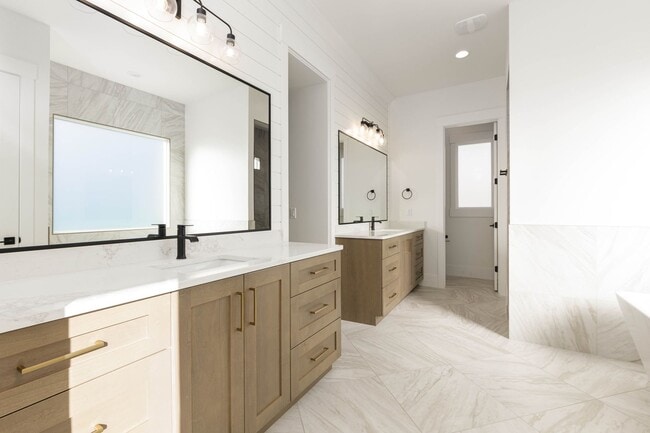 Building Photo - 6 bed / 4 bath / 3 car garage custom home in Pecan Valley