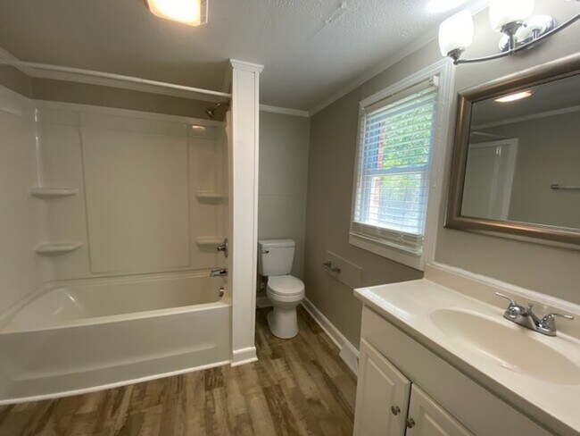 Building Photo - 3 Bedroom, 2 bath Home