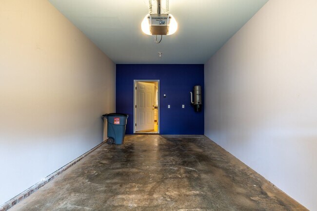 Building Photo - Single Family Home Minutes to DTWN/UVA Area