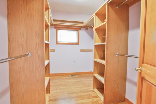 Building Photo - Country Home on Acreage and Pet Friendly!