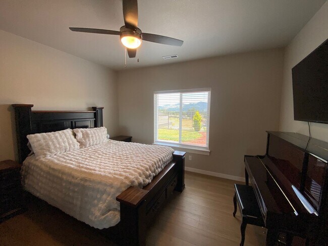 Building Photo - Beautiful 3 Bedroom House in Sutherlin!
