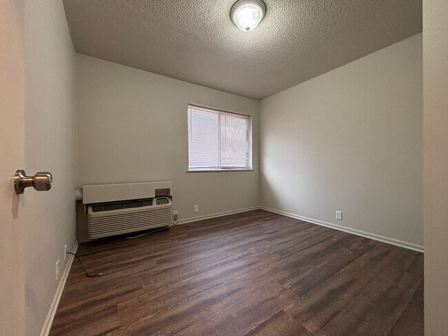Building Photo - Renovated 2 Bedroom, 1 Bath Apartment at the Brookside Apartments!