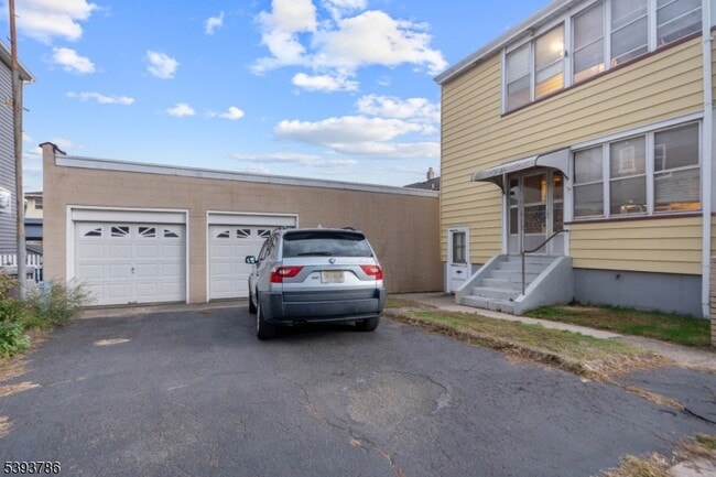 Building Photo - 76 Planten Ave