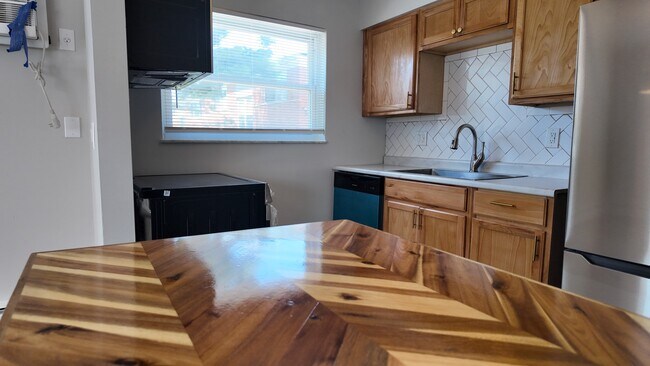 Building Photo - Freshly Renovated 2-Bed Gem with Artistic Finishes + Garage Option in Cincinnati