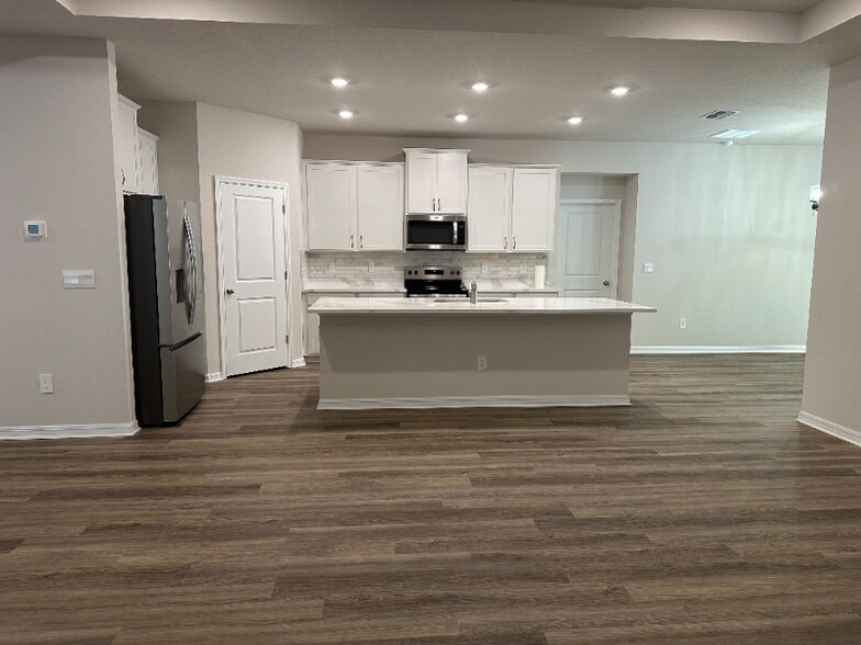 Building Photo - 10721 Tippecanoe Pl