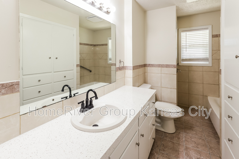 Building Photo - 1527 N 64th Dr