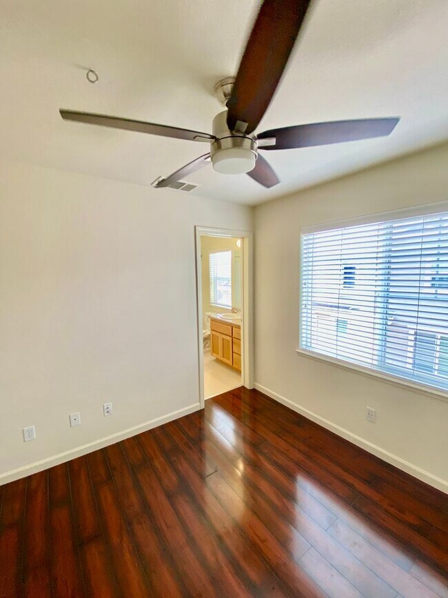 Building Photo - Modern Tri-Level Townhouse