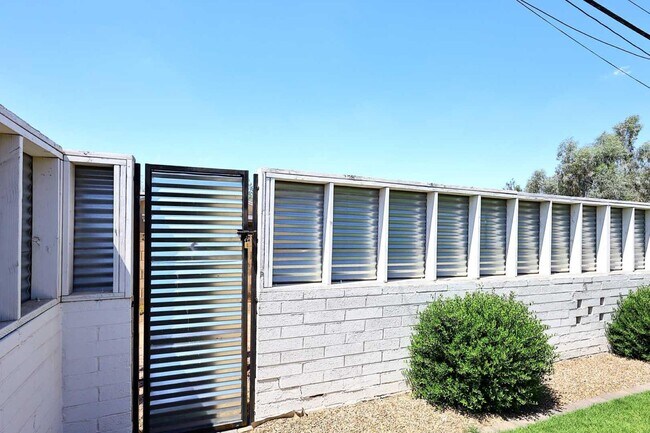 Building Photo - 716 W 11th St