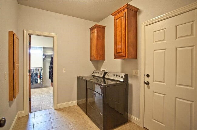 Building Photo - 1051 Hunters Pointe