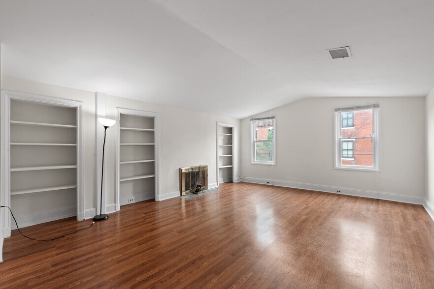 Building Photo - 631 Catharine St