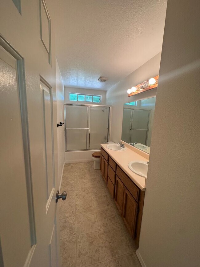 Building Photo - 3 BEDROOM HOME IN COUNTRY SETTING