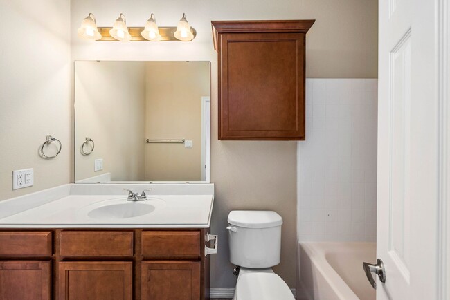 Building Photo - 4bed/4.5 LakeRidge Townhome Available for ...