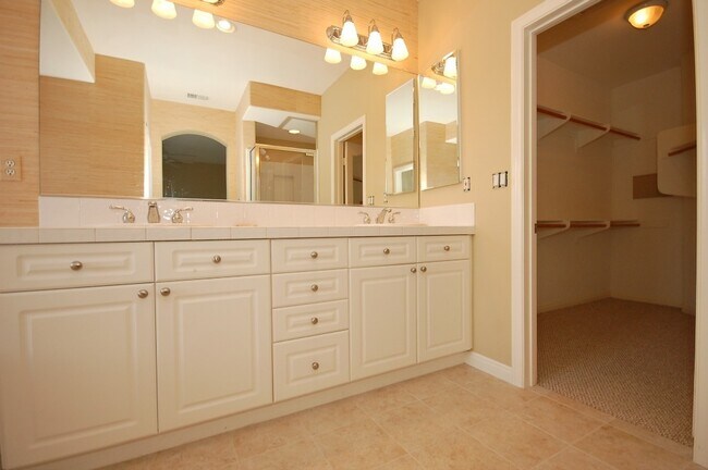 Building Photo - Amazing Location Home in Carlsbad with Lag...