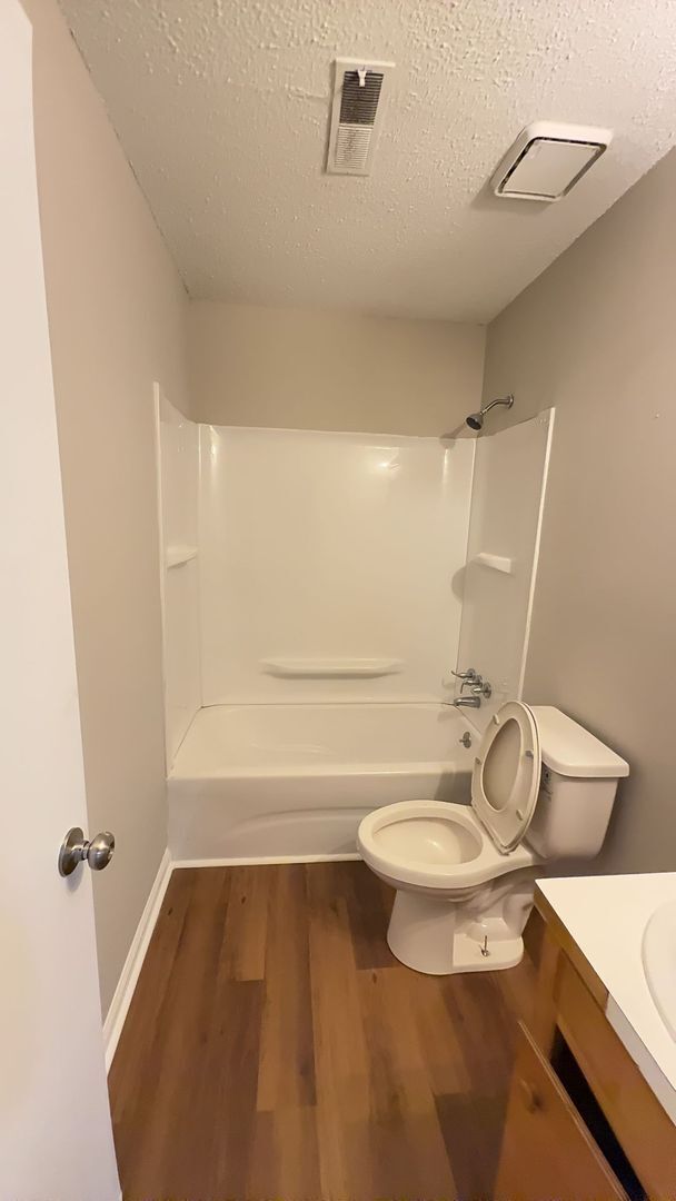 Building Photo - Updated 2 Bedroom Unit!