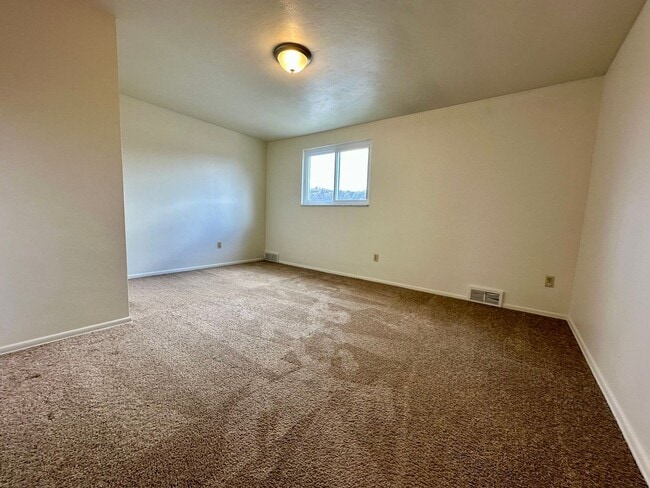 Building Photo - Spacious 2BR Townhome with Washer and Dryer Hook-ups & Yard! Call us Today for a Showing!