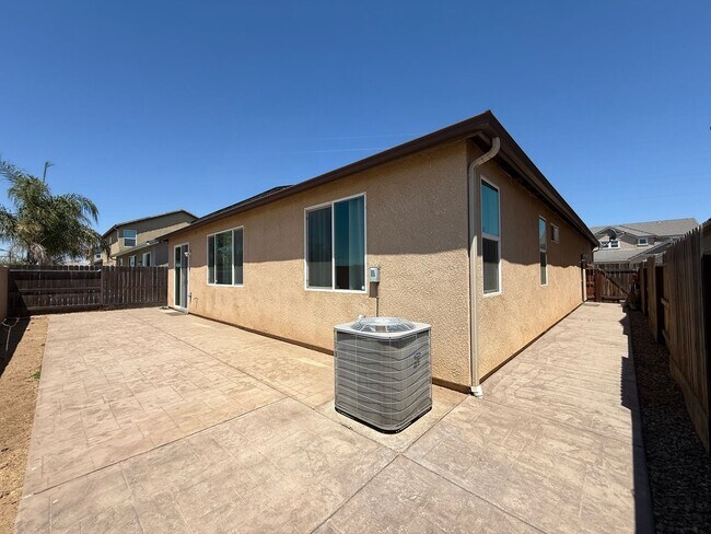 Building Photo - Must See! Fully furnished 3 bedroom, 2 bat...