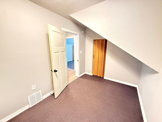 Building Photo - Spacious 5-Bedroom Home Near MSUM & Concordia – Perfect for Students or Large Households!