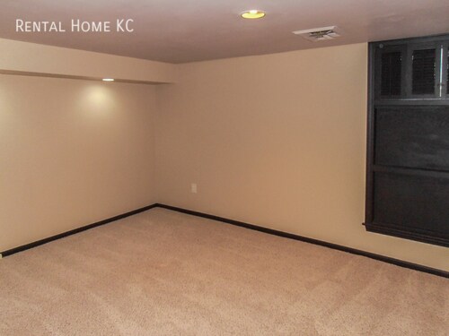 Building Photo - Large true Ranch w/Finished Basement  #10047