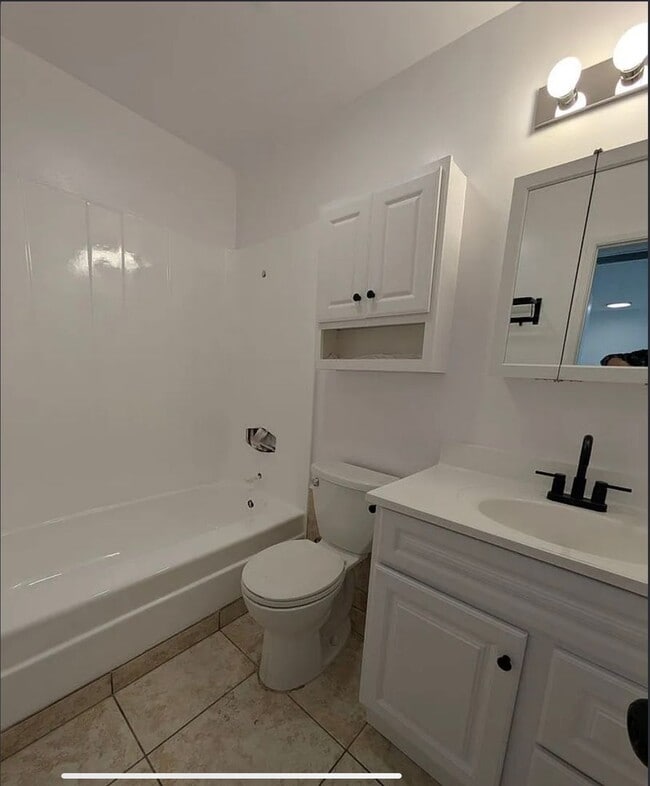 Building Photo - Newly Updated Spacious home avalible now!!!!