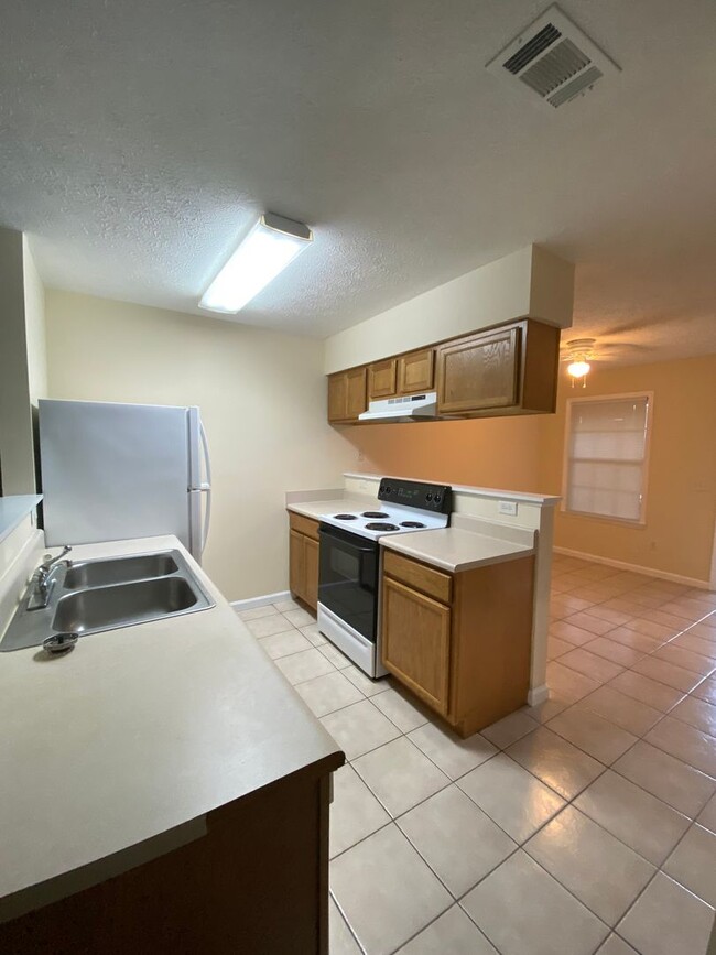 Building Photo - 2 Bdr/2bath townhome, great location!
