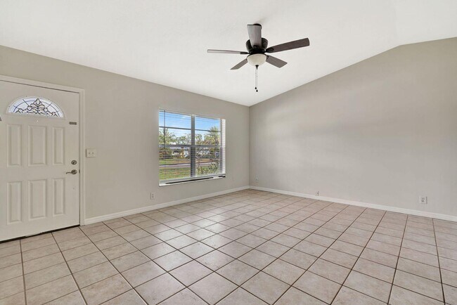 Building Photo - 8968 SE Pine Cone Ln