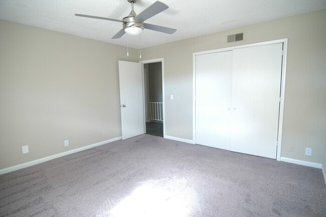 Building Photo - 2 Bedroom / 1.5 Bathroom Townhome in Madison Available Now!