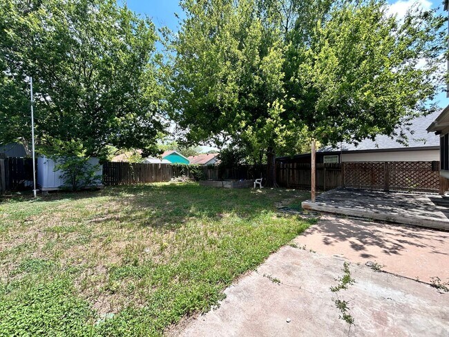 Building Photo - Spacious 3BR/2.5BA Two-Level Home with Fen...