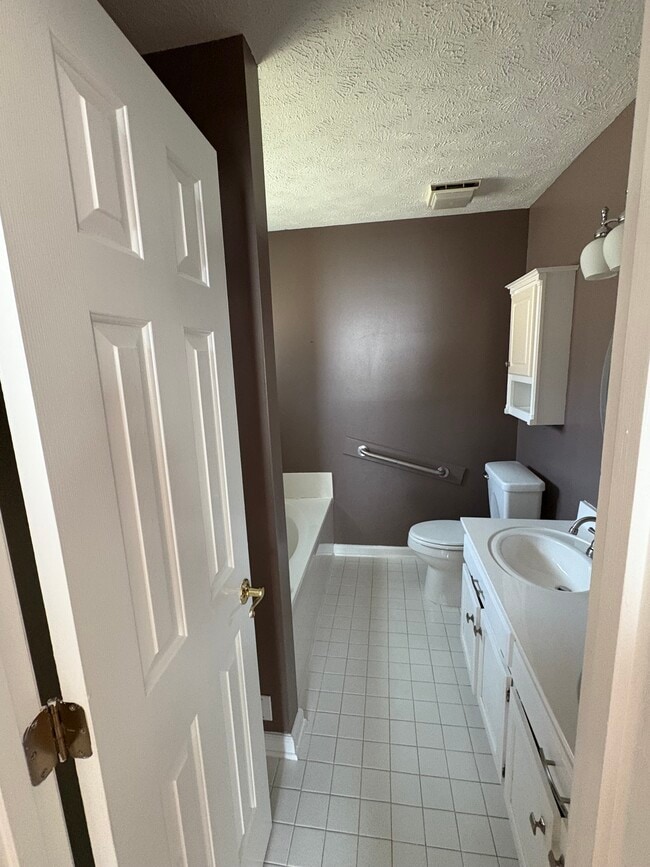 Building Photo - 886 Castlewood Dr