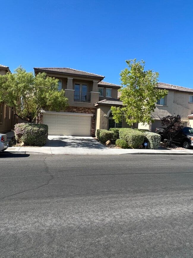 Building Photo - ABSOLUTELY AMAZING! Large 4 bedroom 2 stor...