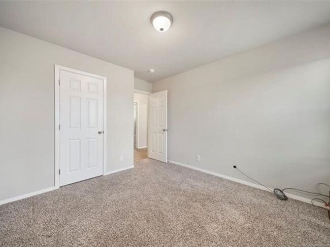 Building Photo - Spacious 3 Bed 2 Bath Home with 2 car gara...