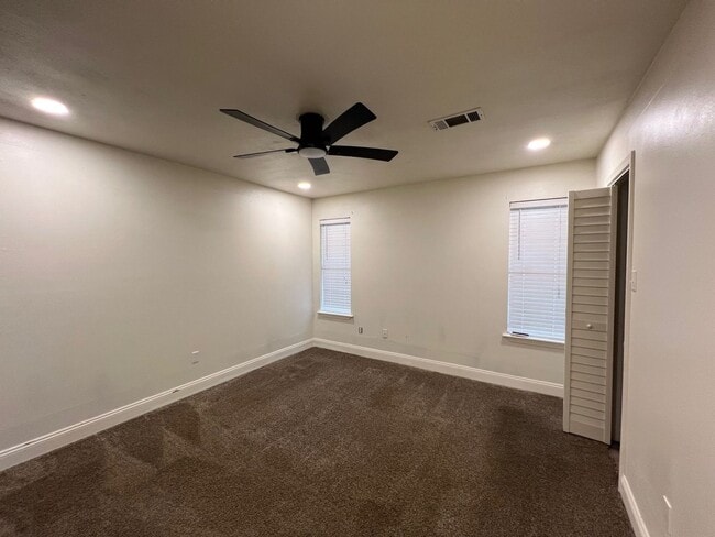 Building Photo - CHARMING HOME IN LIVE OAK VILLAGE